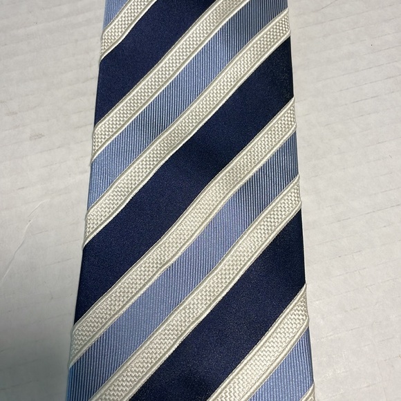 Donald J. Trump Signature Collection classic blue Striped 100% Silk Neck Tie - Picture 8 of 9
